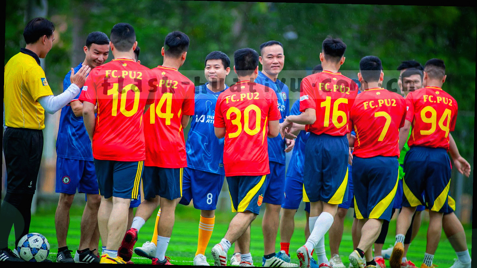 斜向排列的抽象几何线条与湖蓝、黄色色块交错，表现赛事资料逐轮更新的流动节奏