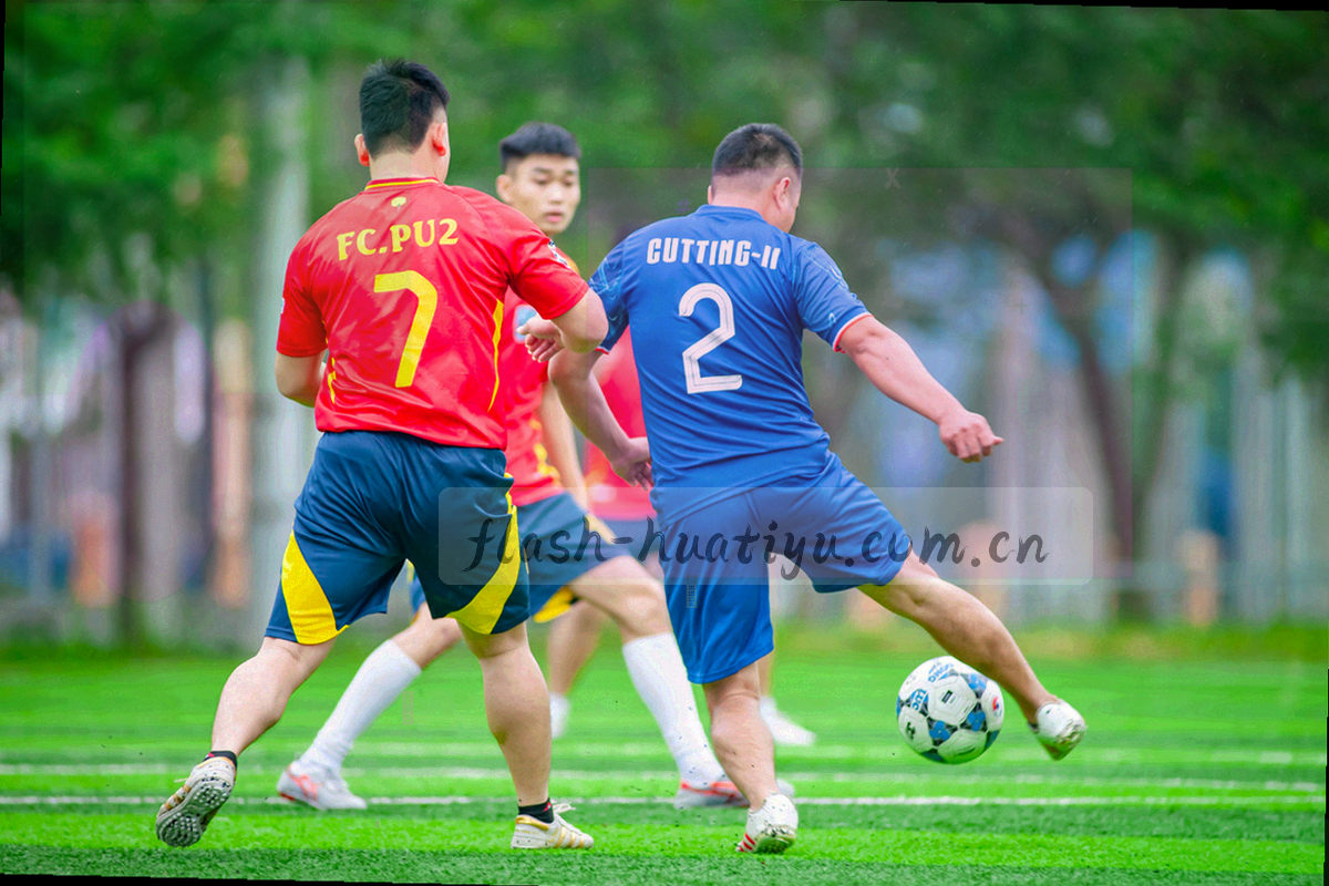 高原体育场全景，湖蓝水面与黄色围栏形成鲜明色块对比